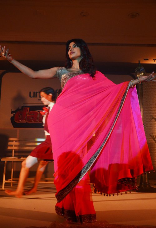 Bollywood Beauty Priyanka Chopra Pink Saree At Unicef Charity Auction